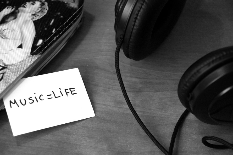 black-and-white-music-headphones-life-large