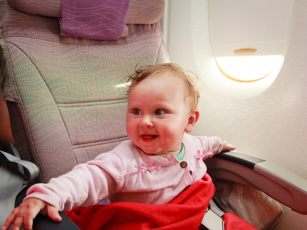 bébé-heureux--avion