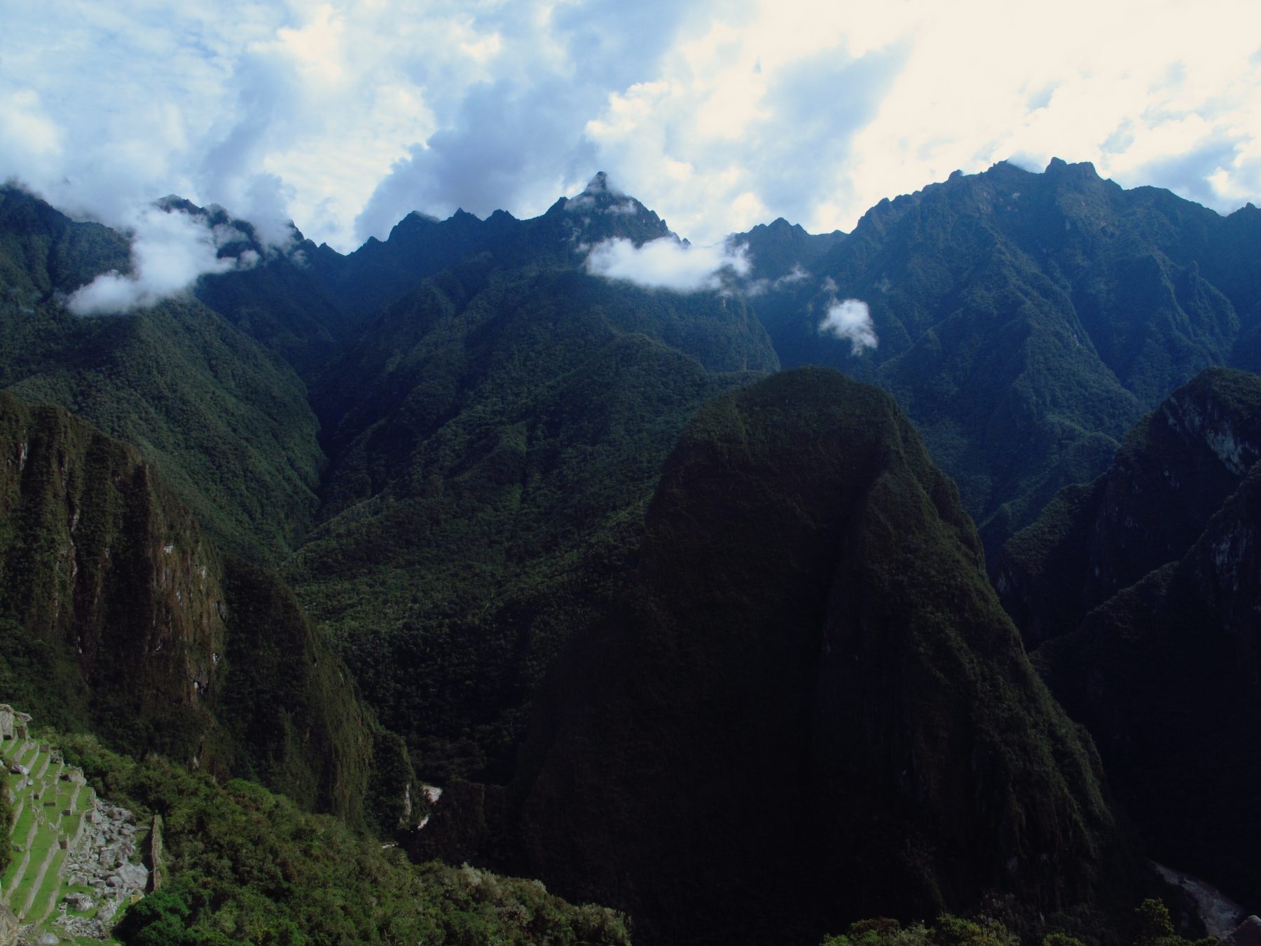 Vue sur les montagnes entourant le Machu Picchu