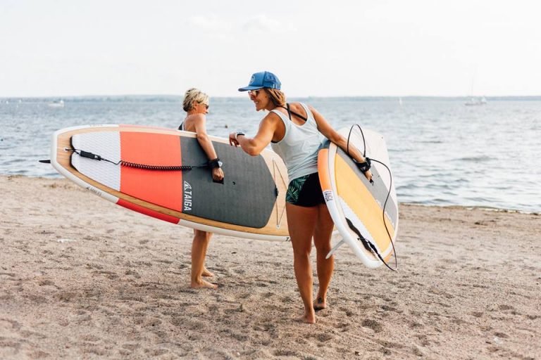 On profite de la fin de l’été pour (re)découvrir le surf et le SUP!