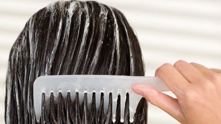 Dossier cheveux : 10 mauvaises habitudes à bannir de ta routine quotidienne à la maison